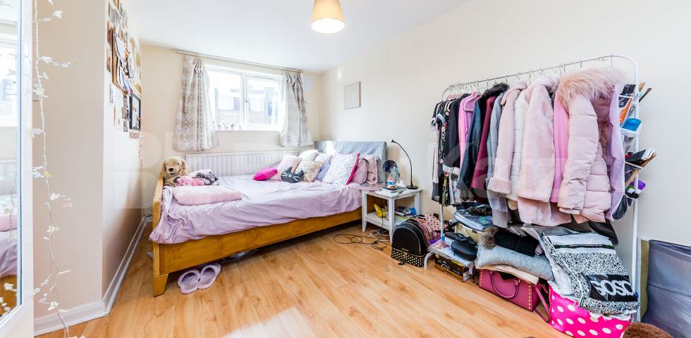 Four double bedrooms large lounge modern kitchen - mins to tube & shops. Williamson Street, Holloway